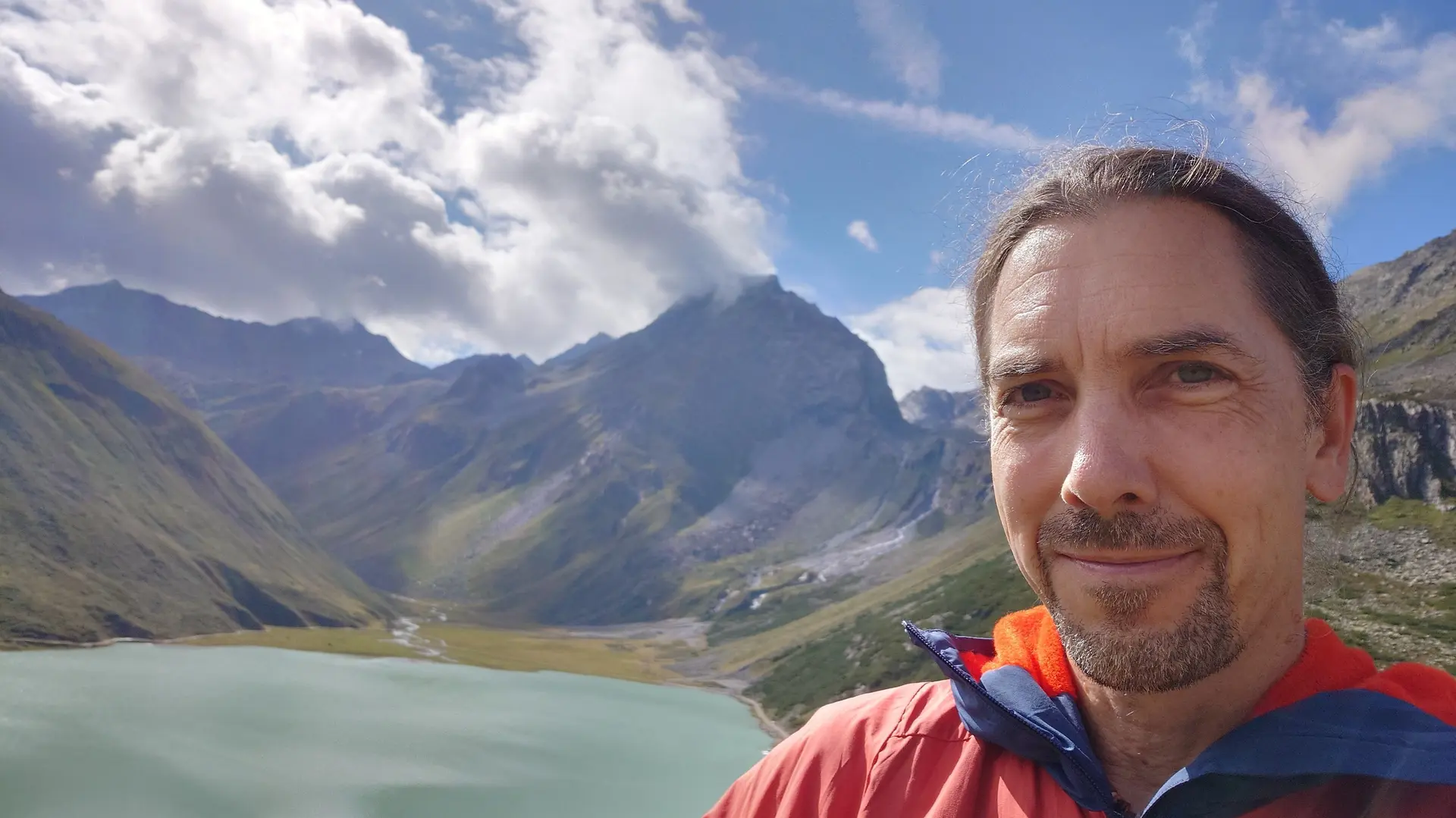Sascha Mache mit Blick zum Riffelsee | © DAV Offenbach, Sascha Mache