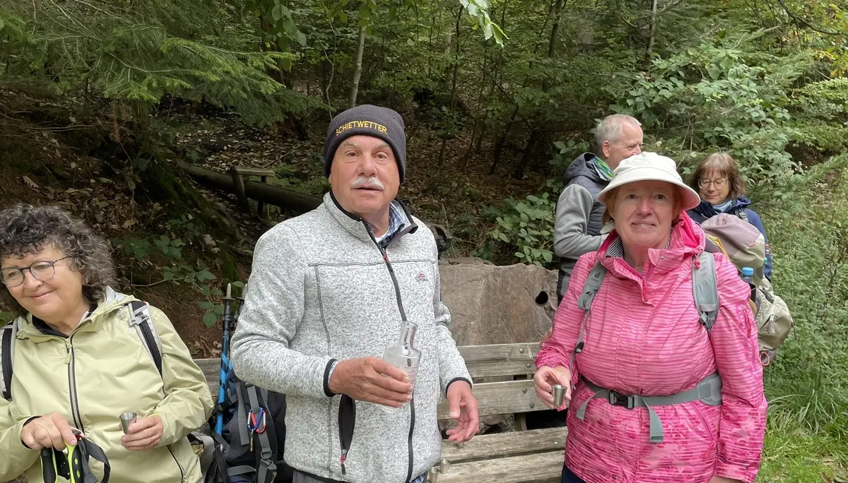 Angelika und Jürgen führen durch den Spessart und versorgen die Gruppe mit Verstärkung. | © DAV Offenbach, Michael Jehrke