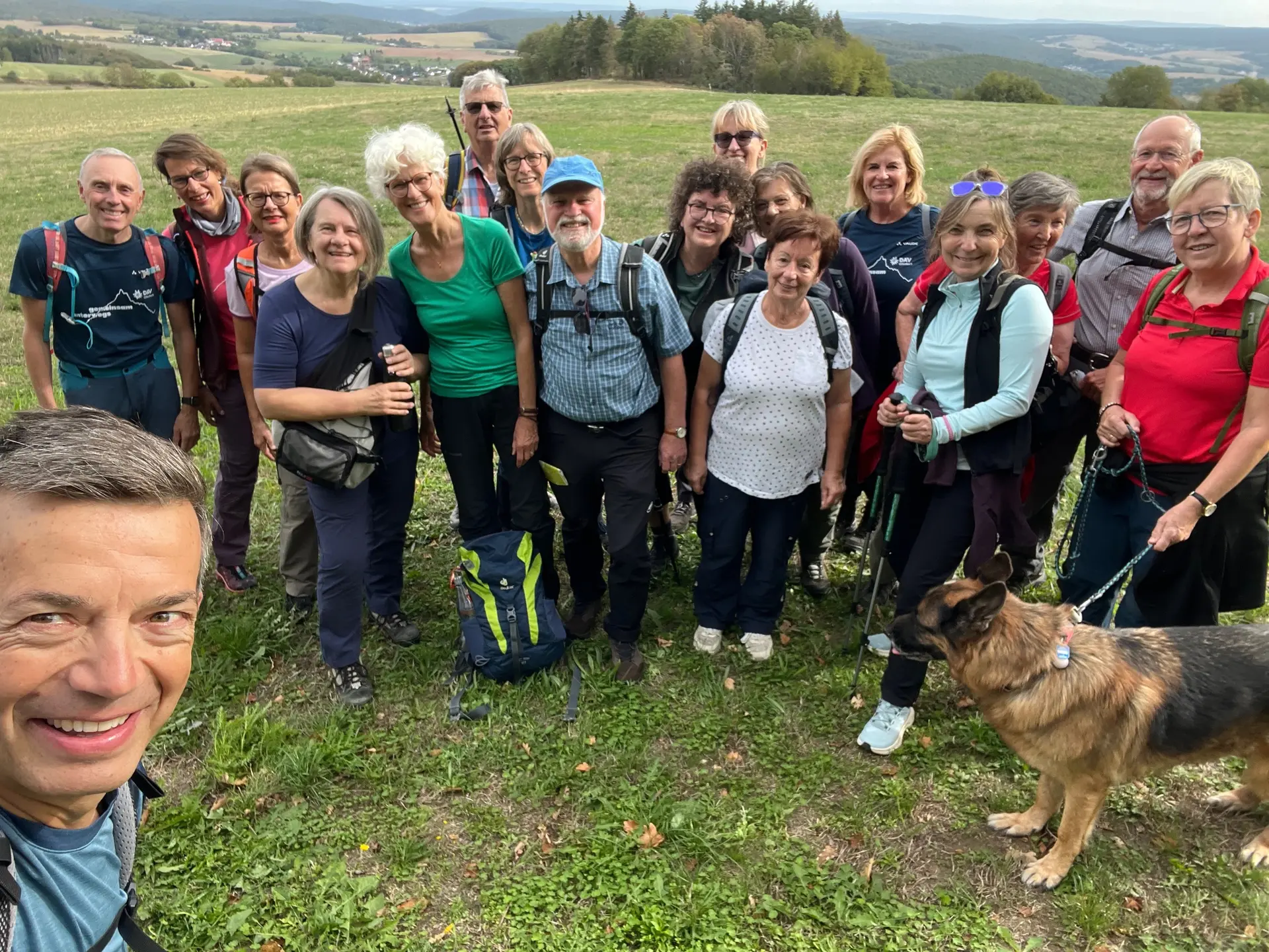 Wandergruppe bei einer Zwischenrat | © DAV Offenbach, Peter Hitzel