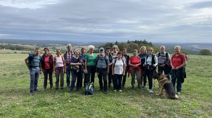 Wandergruppe mit Fernblick in den Odenwald | © DAV Offenbach, Michael Jehrke