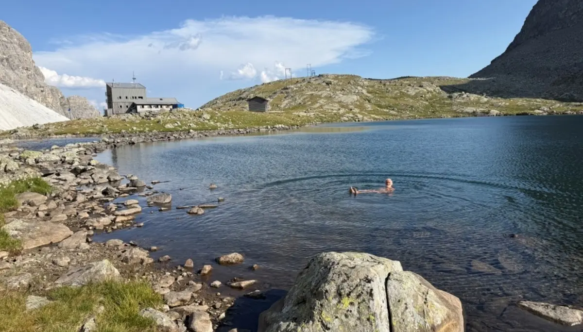 Erfrischungsbad im Sandessee, 2375m | © DAV Offenbach, Arno Endres