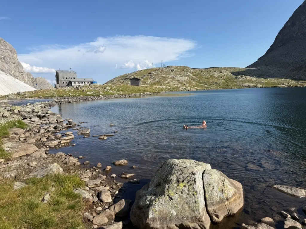 Erfrischungsbad im Sandessee, 2375m | © DAV Offenbach, Arno Endres