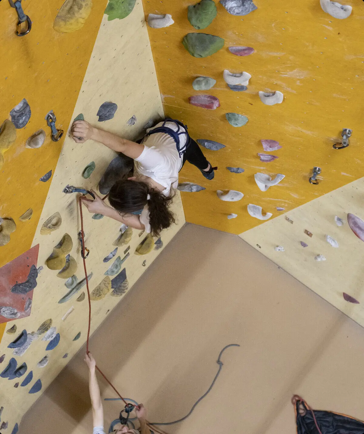 Verschneidungsklettern in der Kletterhalle | © DAV Offenbach